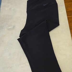 NWT Nike Legend Tight Fit cropped Leggings size L